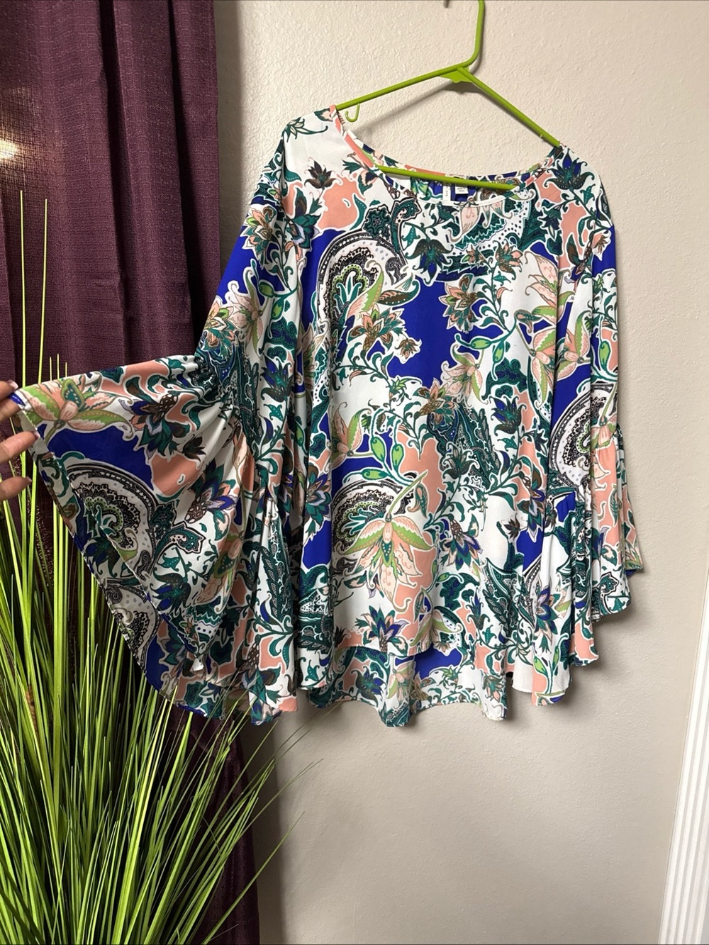 #836 EST. 1946 Large Bell Sleeve Floral Blouse Size 22/24W